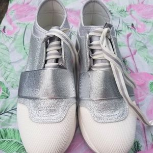 Madden Girl Woman’s Glow Sneakers NWOB 7.5M & 10